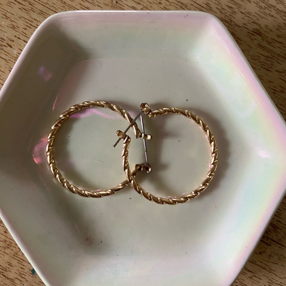 gold twisted hoops 💕